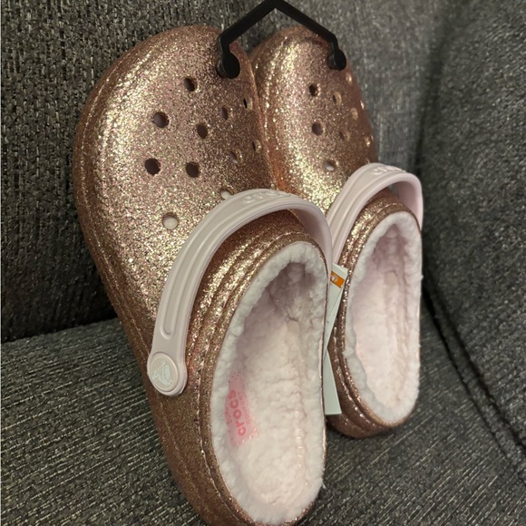 NWT Gold/Pink Fur Lined Crocs J4 - Picture 2 of 6
